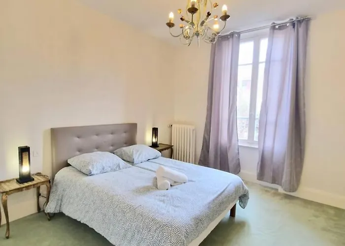 Avec Terrasse En Plein Centre